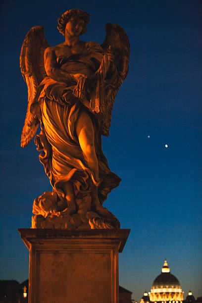 ángel con la disciplina de los grupos parlamentarios en puente de sant'angelo en roma, italia - aelian bridge fotografías e imágenes de stock