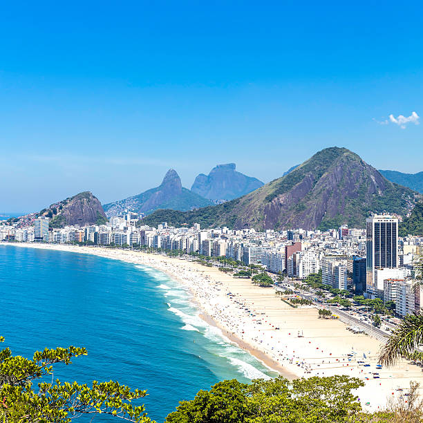 vista aérea da praia de copacabana no rio de janeiro - rio de janeiro sugarloaf mountain beach urca - fotografias e filmes do acervo