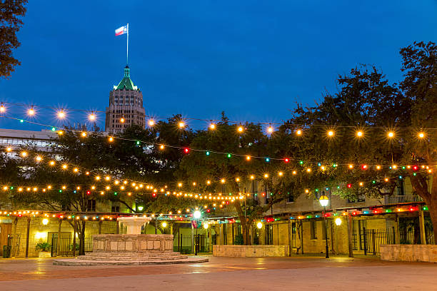 promenade river walk de san antonio - san antonio riverwalk downtown district river photos et images de collection