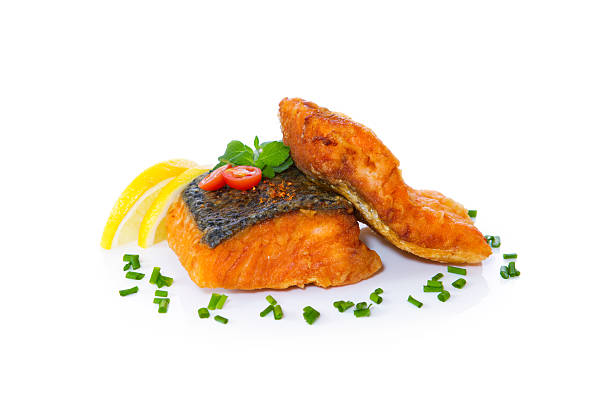 на гриле рыба и стейк из лосося. - fish salmon healthy eating salmon fillet стоковые фото и изображения