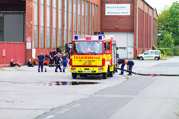 teenager und jugendliche fire kämpfer training - ratingen stock-fotos und bilder