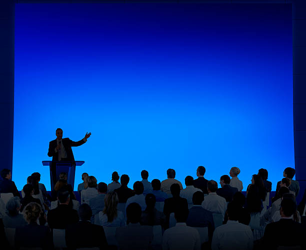 группа деловых людей, слушая речь - silhouette business men leadership стоковые фото и изображения