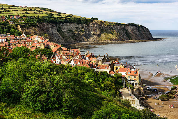 robin okapy bay z powyżej. wioskę w north yorkshire - robin hoods bay zdjęcia i obrazy z banku zdjęć