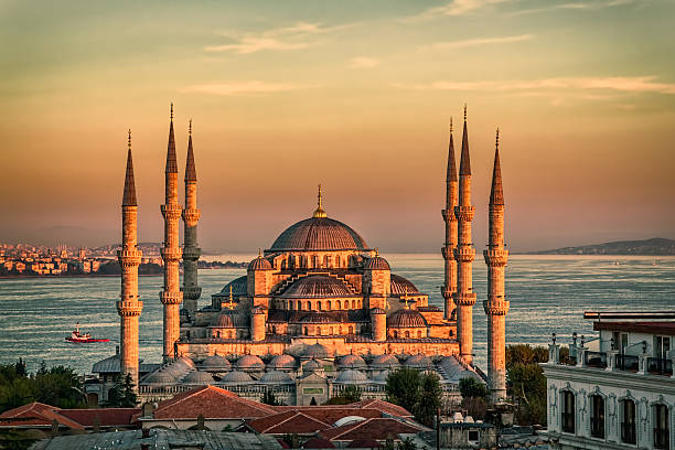 moschea blu di istanbul-al-tramonto - cupola asia turkey istanbul foto e immagini stock