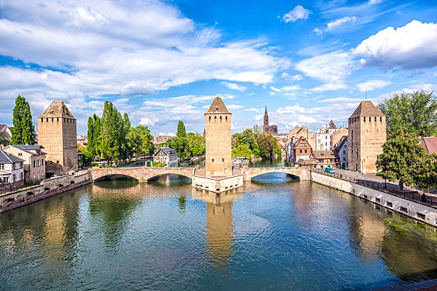 puentes cubiertos (ponts couverts in strasbourg) - estrasburgo fotografías e imágenes de stock