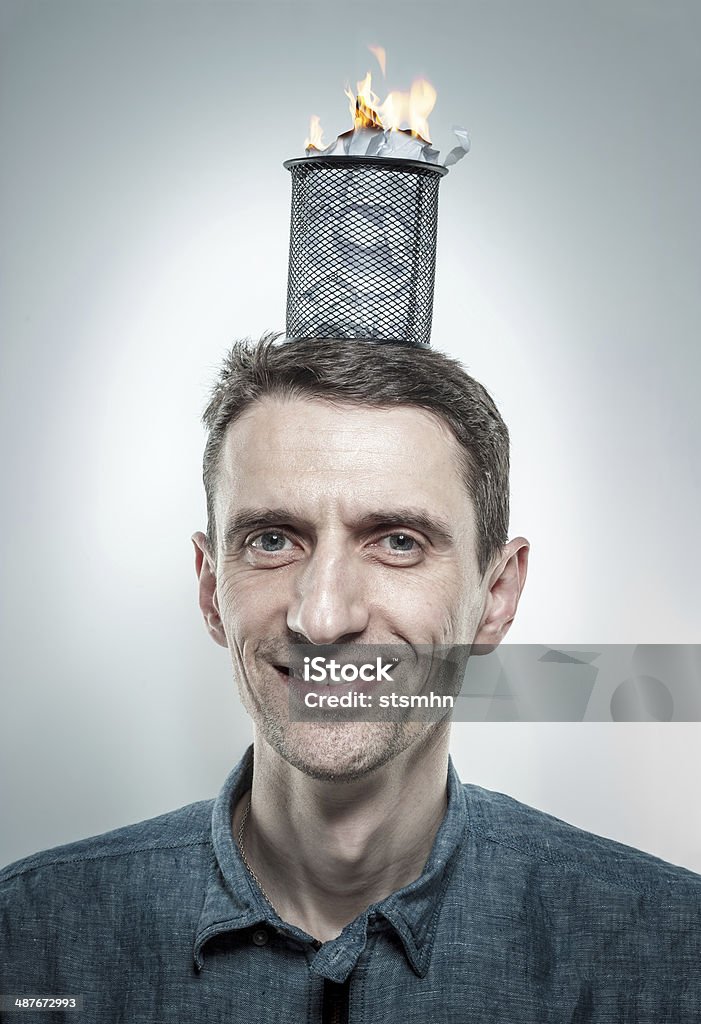 Mann mit brennenden paperbin auf dem Kopf - Lizenzfrei Ablagekasten Stock-Foto