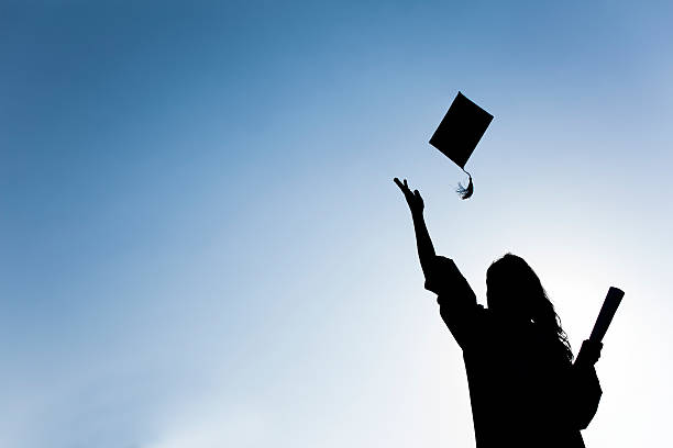 estudantes de pós-graduação mostrando chapéus de céu azul - mortar board child female people - fotografias e filmes do acervo