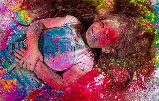 Lächelnd Mädchen mit holi Farben – Foto