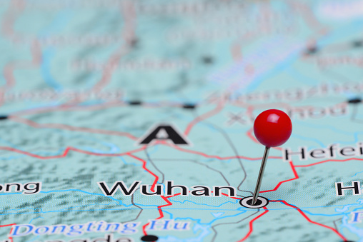 Wuhan pinned en un mapa de Asia photo