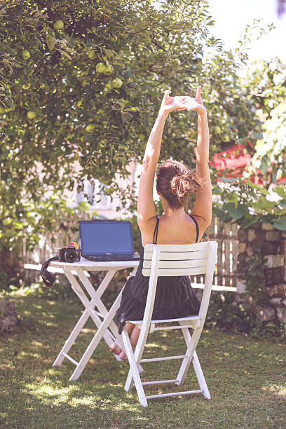 femme dans le jardin. - autumn table setting flower photos et images de collection