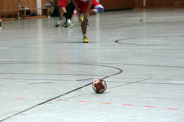 handball in einer stadium - handball stock-fotos und bilder