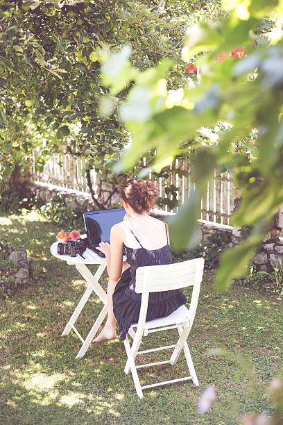 femme dans le jardin. - autumn table setting flower photos et images de collection