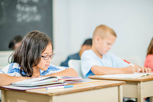 elementare studenti di leggere libri - reading and writing blackboard book elementary school building foto e immagini stock