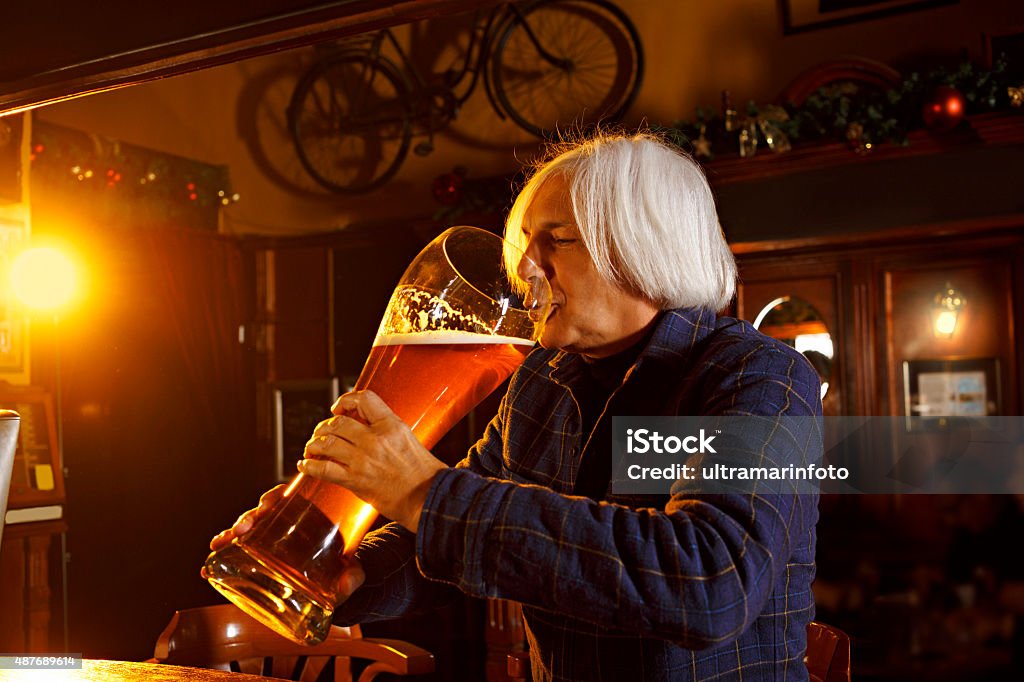 Senior Graues Männlichen Mann Trinkt Ein Großes Glas Bier Im Pub Stockfoto und mehr Bilder von Bierglas