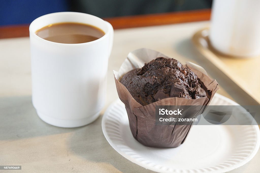 Muffin e caffè - Foto stock royalty-free di Biscotto con gocce di cioccolato