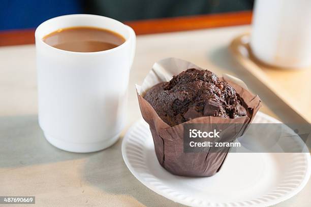 Muffin E Caffè - Fotografie stock e altre immagini di Biscotto con gocce di cioccolato - Biscotto con gocce di cioccolato, Cappuccino, Caffè - Bevanda