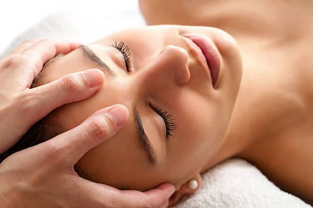 macro massage relaxant du visage. - head massage photos et images de collection
