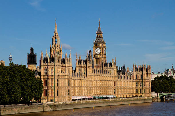 big ben, le parlement et sur la rivière thames - thames river london england blue city photos et images de collection