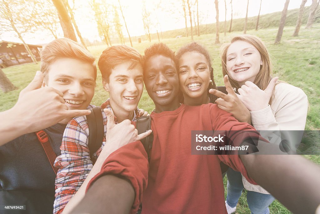 Gruppe von multi-ethnischen Teenager, die ein selfie - Lizenzfrei Afrikanischer Abstammung Stock-Foto