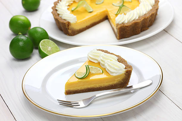 une tarte au citron vert maison - key lime pie dessert pie pastry photos et images de collection