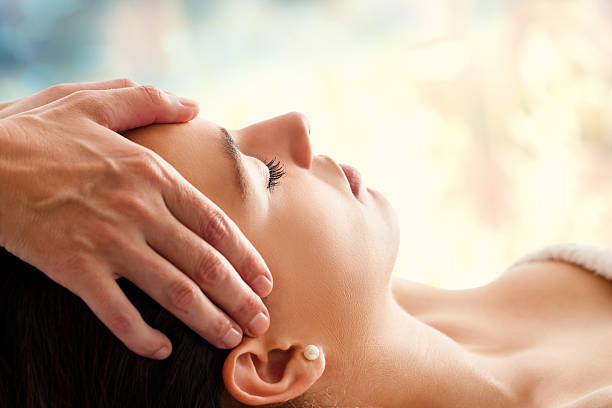 femme ayant massage du visage. - head massage photos et images de collection