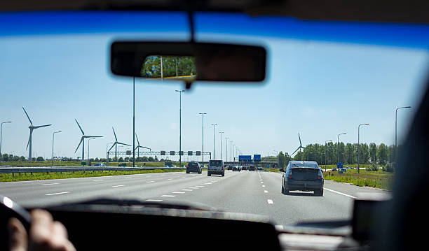 tráfego europeu sobre freeway em um dia calmo - overtaken imagens e fotografias de stock