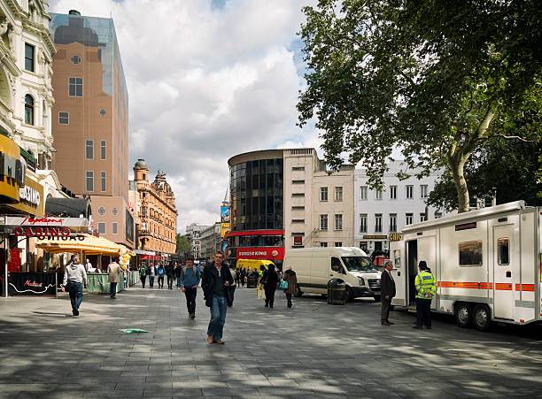 leicester square, londres - pedestrian accident england street photos et images de collection