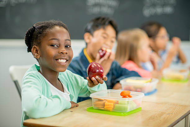 istock Students Eating a Healthy Lunch 487705712