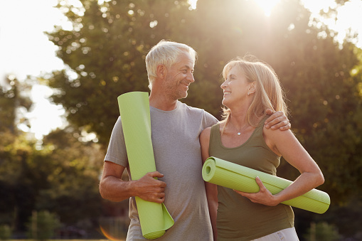 Cropped shot of an affectionate mature couple carrying yoga mats outdoorshttp://195.154.178.81/DATA/i_collage/pu/shoots/805496.jpg