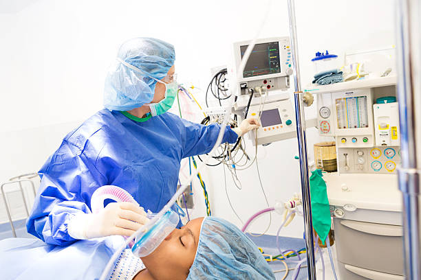 麻酔医チェックのモニターには患者の外科の落ちつきを与えるために病院 - 麻酔医 ストックフォトと画像