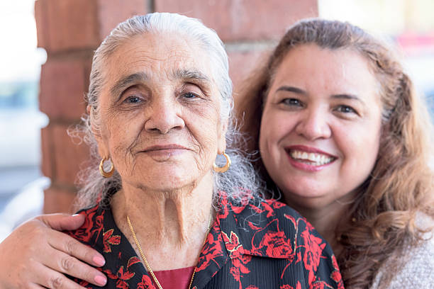hispânica mãe e filha - aging process women human face daughter - fotografias e filmes do acervo