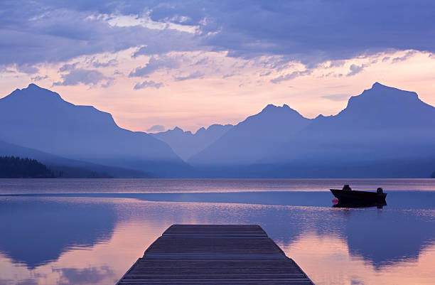 amanhecer de tranquilidade - lake us glacier national park cloudscape cloud imagens e fotografias de stock