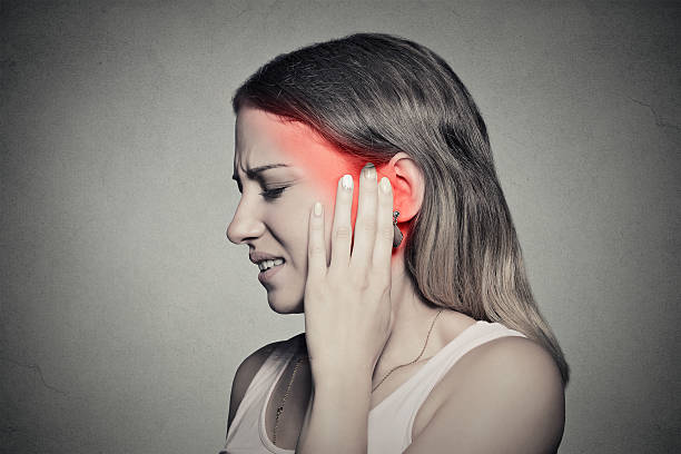 โปรไฟล์ด้านข้างป่วยหญิงมีอาการปวดหูสัมผัสหัว - เส้นประสาทไทรเจมินัล ภาพถ่าย ภาพสต็อก ภาพถ่ายและรูปภาพปลอดค่าลิขสิทธิ์