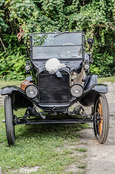 istock Front of an old antique car 487719142