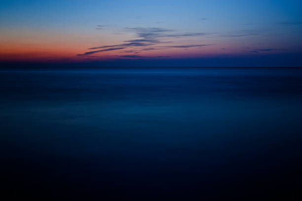 블루 바다빛 블루 스카이 블루 아워 및 일부 오랑주 - horizon over water blurred motion long exposure zeeland 뉴스 사진 이미지