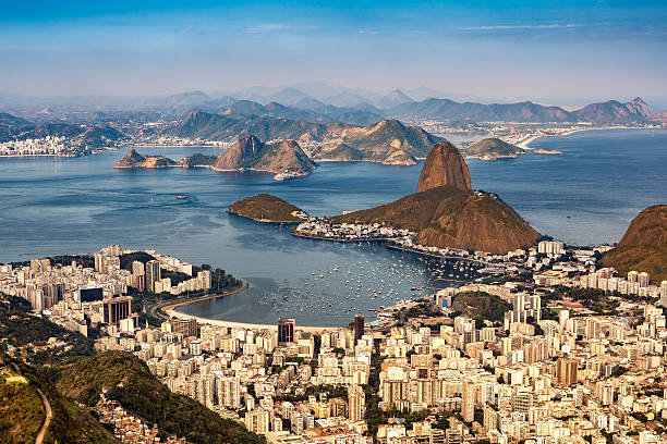 vue aérienne de rio de janeiro - rio de janeiro brazil sugarloaf mountain marina photos et images de collection