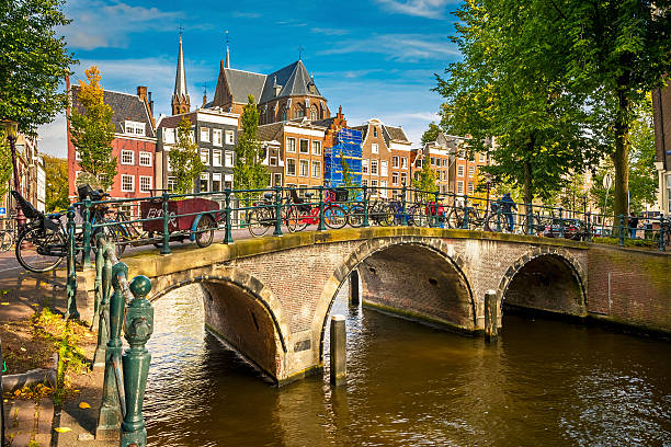 amsterdam cityscape - amsterdam stockfoto's en -beelden
