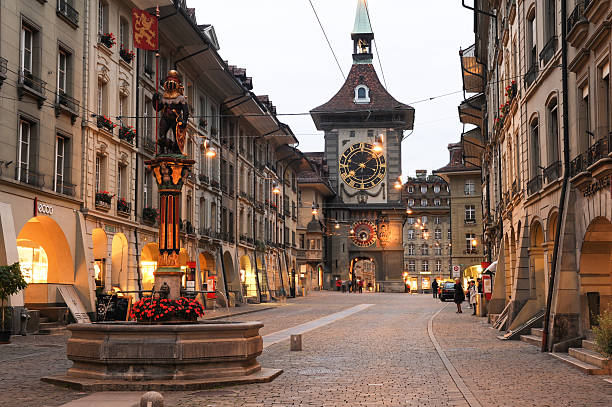 alley a la torre de reloj en bern - berna fotografías e imágenes de stock