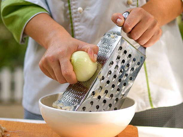 lo chef prepara il cibo - grater foto e immagini stock