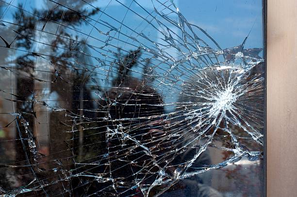 zerbrochenes glas - smashed window stock-fotos und bilder