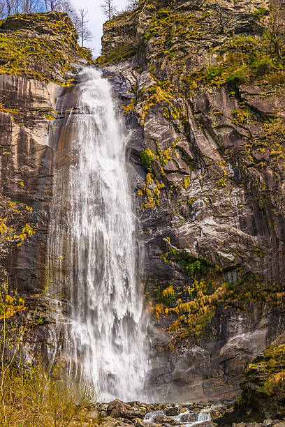 cascata in svizzera - waterfall falling water maggia valley switzerland foto e immagini stock