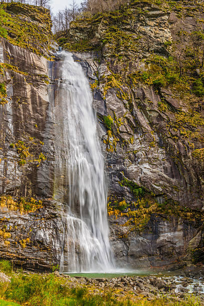 cascata in svizzera - waterfall falling water maggia valley switzerland foto e immagini stock