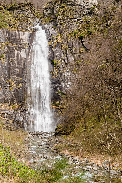 cascata in svizzera - waterfall falling water maggia valley switzerland foto e immagini stock