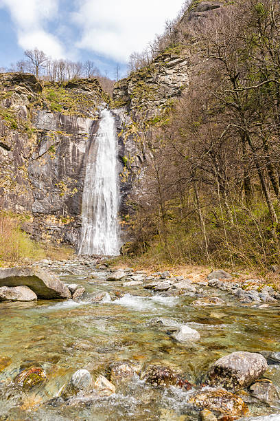 cascata in svizzera - waterfall falling water maggia valley switzerland foto e immagini stock