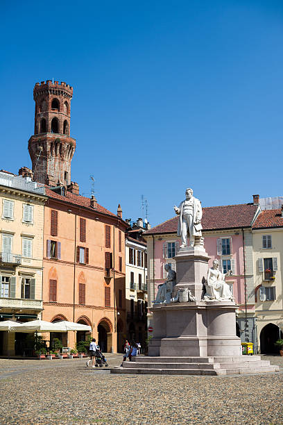 piazza cavour, vercelli, włochy - statue women sculpture italian culture zdjęcia i obrazy z banku zdjęć