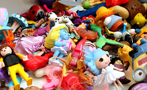 pila di giocattoli - bambola giocattolo foto e immagini stock