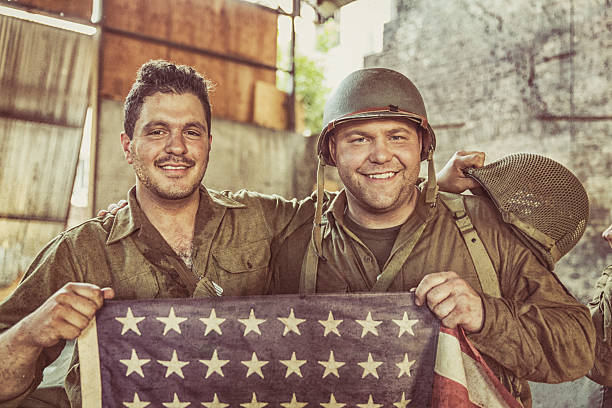 us army soldiers holiding bandera estadounidense en victoria - 1945 fotografías e imágenes de stock