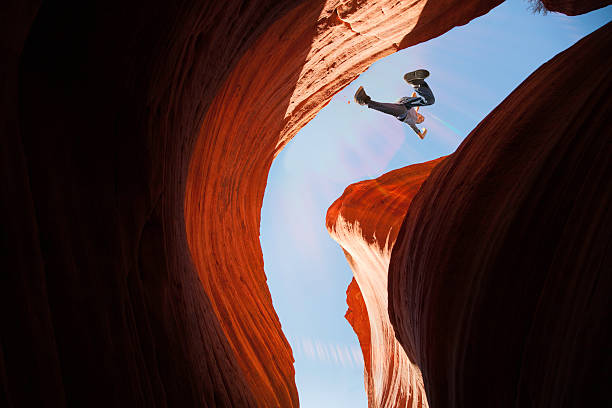 남자아이 뛰어내림 바위산 가프 스톡 사진