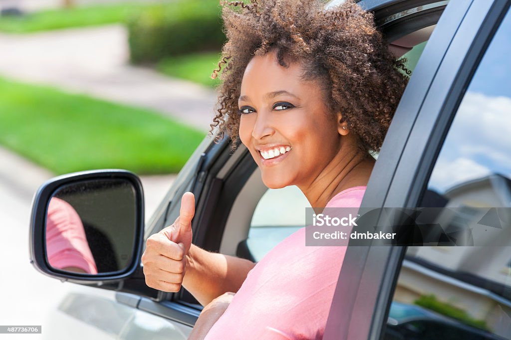 African American Girl Frau Daumen hoch mit dem Auto - Lizenzfrei Fahren Stock-Foto