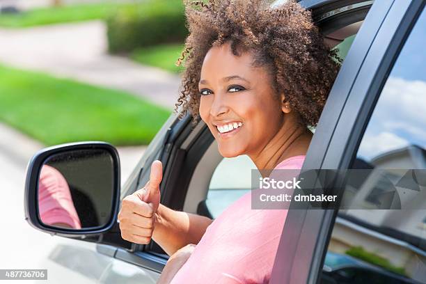 African American Girl Frau Daumen Hoch Mit Dem Auto Stockfoto und mehr Bilder von Fahren